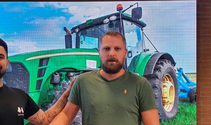 Regalan un tractor a un agricultor andaluz gracias a un 'tuit' viral