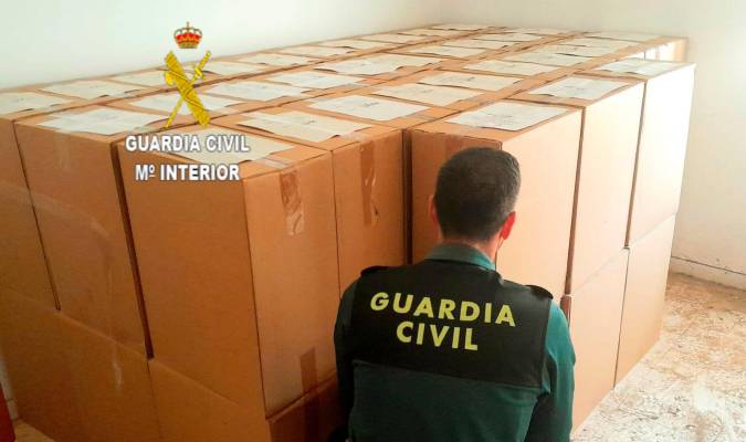Cajas con las cajetillas de tabaco de contrabando. / Guardia Civil