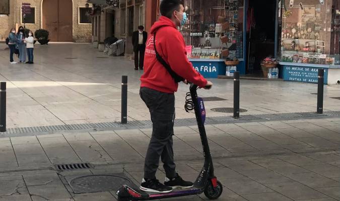 Usuario de patinete en el centro de Zaragoza. / E.P.