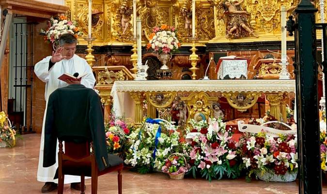 El padre Francisco bendice el flamante traje corto de Juan Ortega.