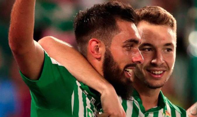 Borja Iglesias y Loren celebran el tanto anotado por el ex del Espanyol frente al Levante. / EFE
