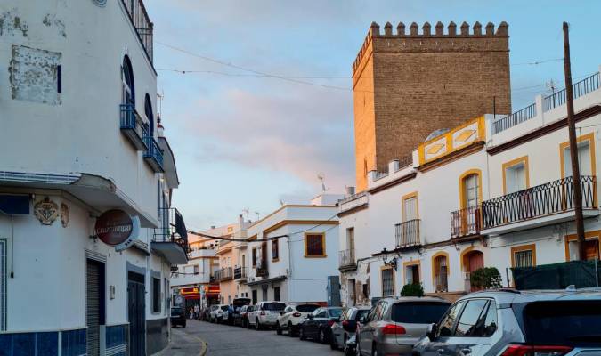 Calle Sevilla, una de las incluidas en el proyecto de regeneración urbana, con la Torre de los Guzmanes a la derecha (Foto: Consejería de Fomento, Infraestructuras y Ordenación del Territorio)