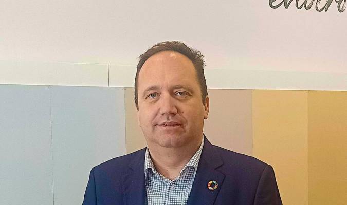 Antonio León, ha ampliado las instalaciones de su empresa Graphenstone en El Viso del Alcor. / EL CORREO