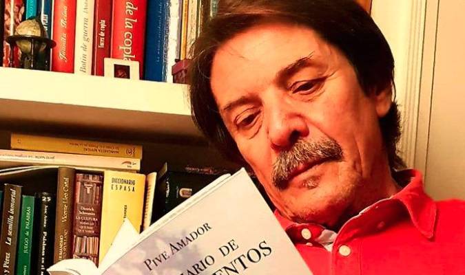 Pive Amador sostiene su último libro, ‘Breviario de sentimientos’. / Facebook Extravertida Editorial
