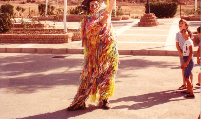 Ocaña vestido de sol en la cabalgata de la juventud celebrada en septiembre de 1983, cuyo fatal desenlace provocó la muerte del artista (Foto: Hermandad de la Beata Ocaña)