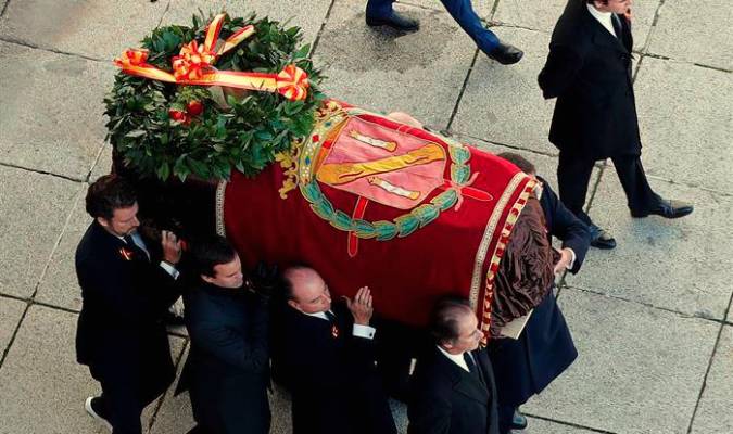 Familiares de Francisco Franco portan el féretro con los restos mortales del dictador. / EFE