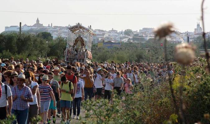 El Jueves de Promesa la Patrona de Gerena es trasladada desde el pueblo a la ermita, volviendo el domingo tras la celebración de la romería (Foto: Ayuntamiento de Gerena / Francisco Solís)