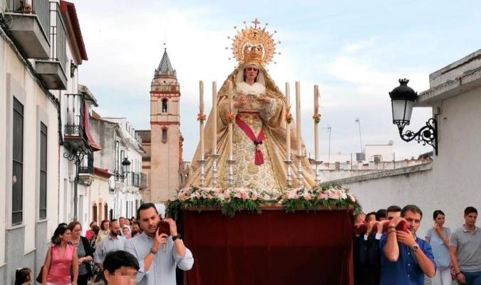 La Virgen de la Soledad en el Corpus Christi de 2019, con un carácter más glorioso y similar al que presentará el próximo Domingo de Resurrección (Foto: Hermandad de la Soledad de Aznalcóllar).