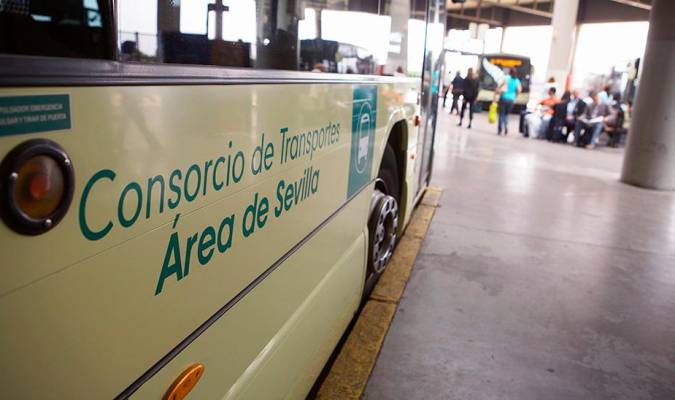 Un autobús del Consorcio de Transportes de Sevilla recogiendo pasajeros en la estación. / E.P.