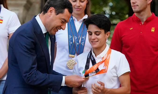 Juanma Moreno con la atleta María Pérez.