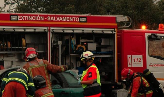Intervención de efectivos de Bomberos en un accidente de tráfico. / Emergencias 112 Andalucía