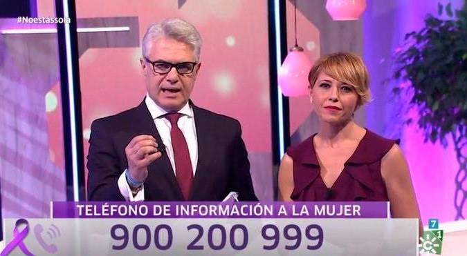 Los presentadores del programa especial de Canal Sur ‘No estás sola’, Agustín Bravo y Silvia Sanz