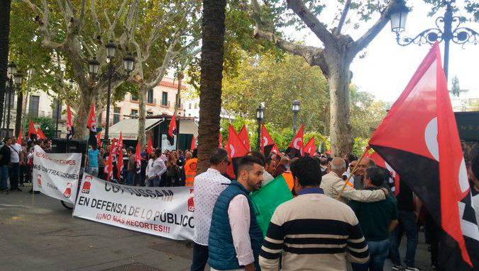Trabajadores de Tussam protestan y avisan de «conflicto» si el presupuesto no cambia