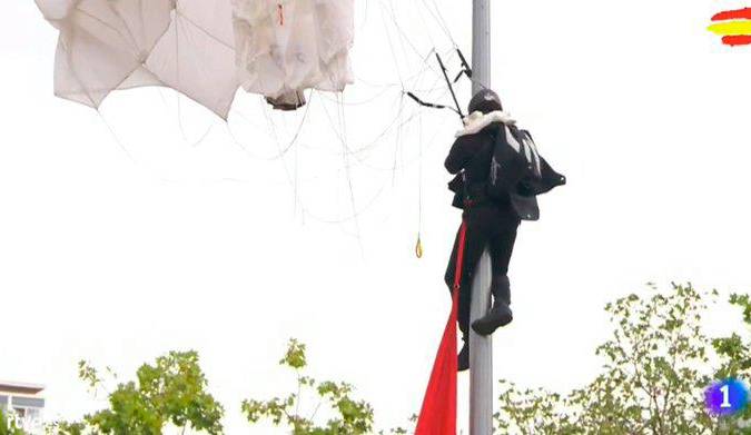 El paracaidista que descendía con la bandera en el desfile impacta contra una farola
