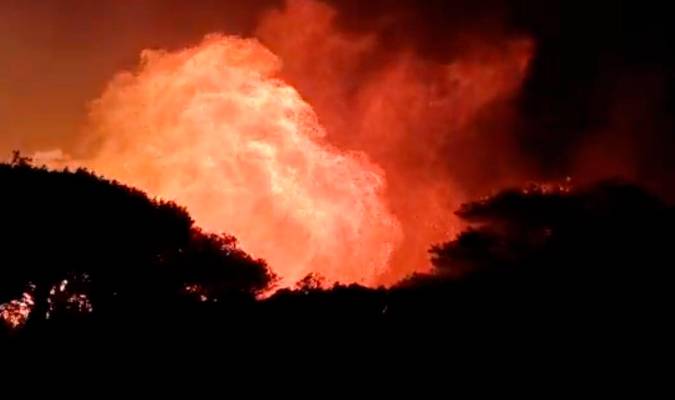 Evacuadas 70 personas del Chaparral tras el incendio forestal declarado en Tarifa