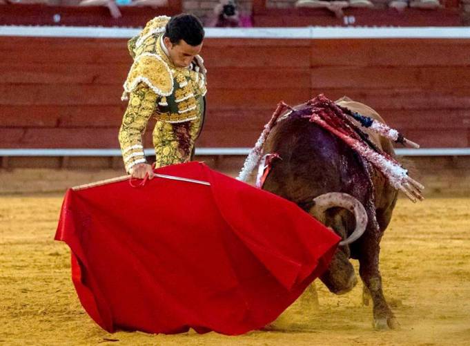 El diestro David de Miranda durante la corrida mixta celebrada esta tarde en la plaza de toros La Merced, en Huelva. / Efe