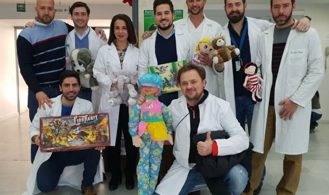 El Hospital de Valme recoge 150 juguetes para los menores atendidos en un comedor de Utrera
