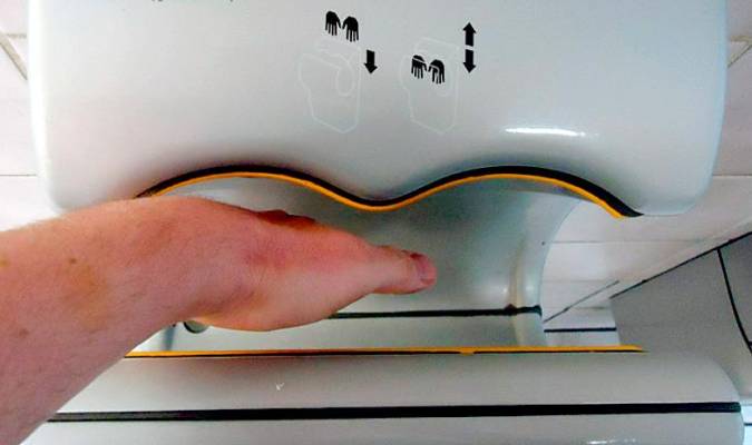 Los secadores de manos por aire a alta velocidad, un propagador de bacterias