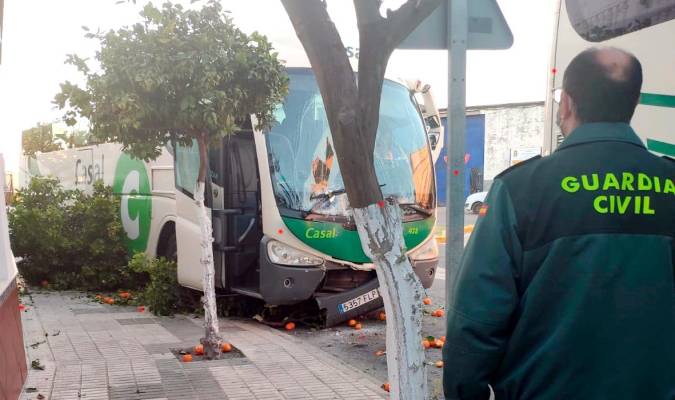 Susto en Los Molares con un accidente de dos autobuses escolares que viajaban a un instituto de Utrera