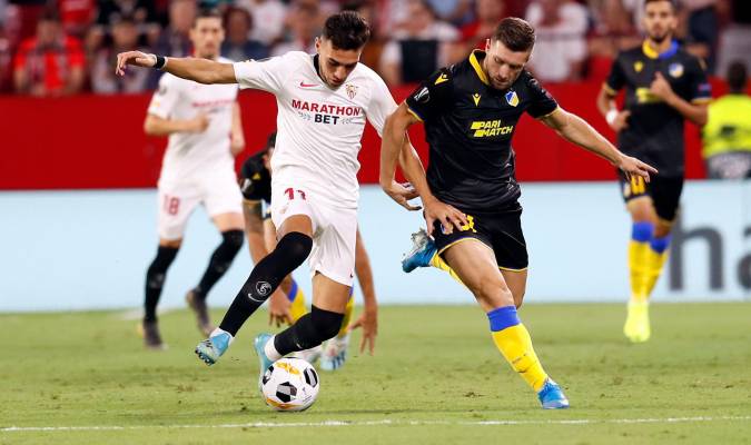 El delantero del Sevilla Munir El Haddadi (i), y el centrocampista suizo del Apoel Dragan Mihajlovic luchan por el balón EFE/Jose Manuel Vidal.