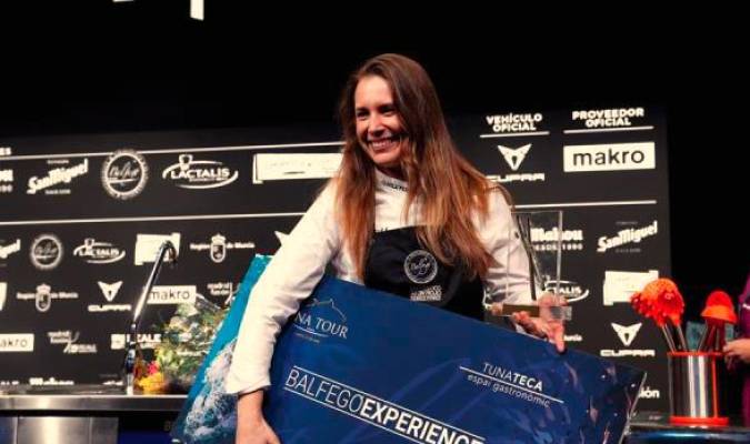 La cocinera Camila Ferraro sonríe tras ganar el premio Cocinero Revelación. / EFE