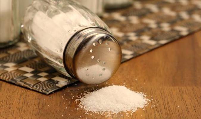 Los expertos proponen utilizar etiquetas de advertencia sanitarias en la sal para reducir su uso