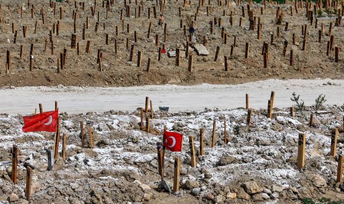 Vista general de un cementerio para las víctimas del terremoto en Hatay, Turquía, el pasado 3 de marzo. EFE/EPA/SEDAT SUNA