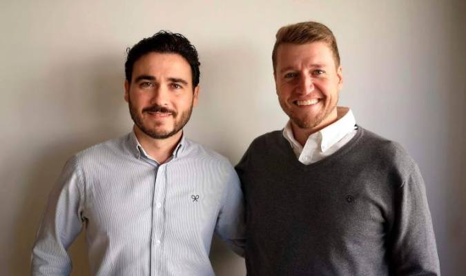 José Lozano y Javier Baquero, fundadores de la startup sevillana Liceo de Farmacia, que tiene abierta una oferta de empleo para potenciar su creación de contenidos.