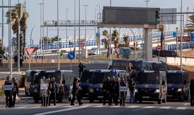 Efectivos de la Policía Nacional a las puertas del Puente de la Constitución, en Cádiz, durante la huelga. EFE/Román Ríos