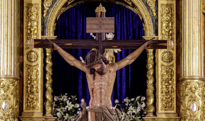  El Cristo de las Cinco Llagas en el altar para presidir sus Solemnes Cultos / Jesús Romero - Hermandad