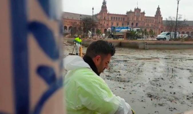 Arrancan las labores de limpieza de la ría de la Plaza de España