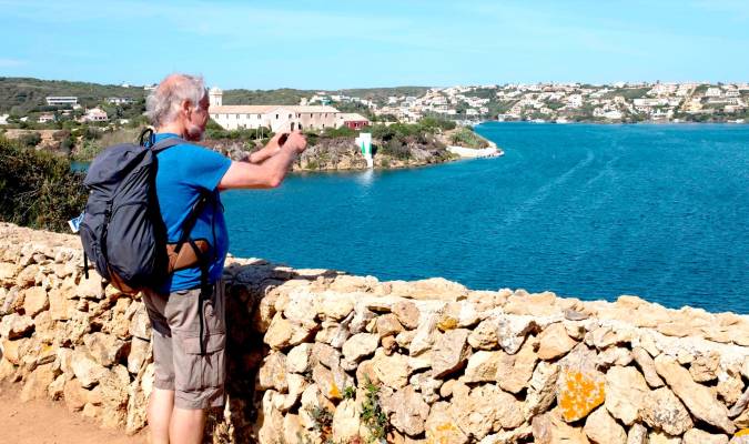Un turista practicando el senderismo por la isla de Menorca. EFE/ David Arquimbau Sintes