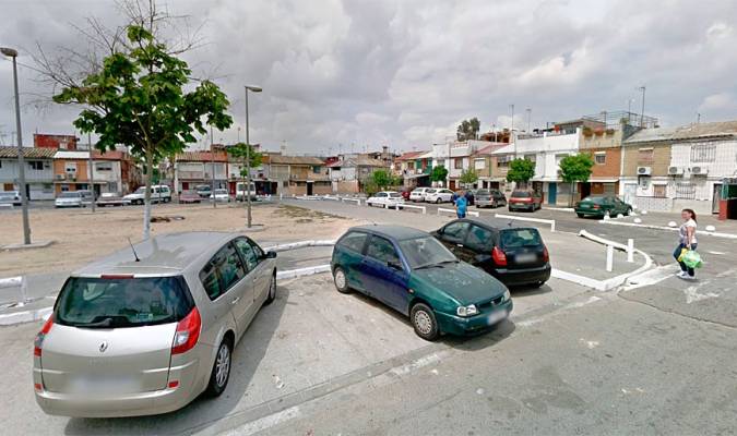 Plaza del Platanero del barrio de Torreblanca, donde fue localizado el vehículo sustraído. Foto: El Correo. 