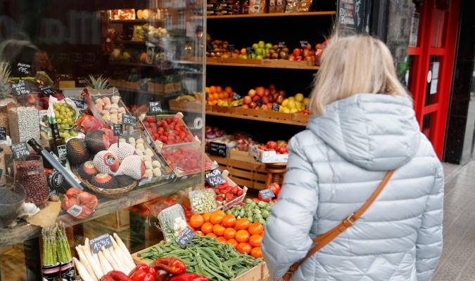 Una mujer observa el precio de las verduras y frutas en Bilbao. EFE/Luis Tejido