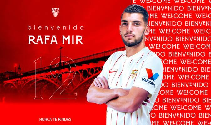 El Sevilla ficha al delantero Rafa Mir 