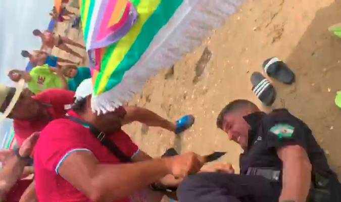 VÍDEO | Apuñalado el Jefe de Policía de Punta Umbría al decomisar productos de venta ilegal en la playa