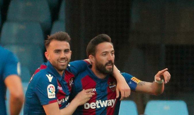Borja Mayoral celebra un gol con Morales. / EFE