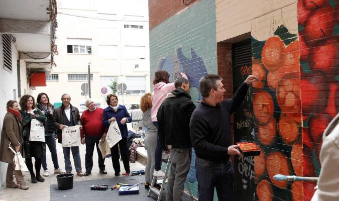 Carmen Castreño visita los murales realizados por los alumnos del Politécnico. / El Correo
