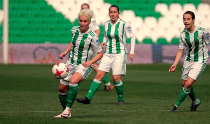Priscila Borja, jugador del Real Betis, interviene en el I Clinic de Fútbol Femenino. / Real Betis