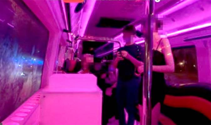 Interceptan un microbús-discoteca donde bailaban y bebían sin mascarillas