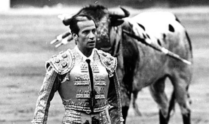 Antoñete y ‘Atrevido’, el toro de Osborne que marcó su vida en 1966. Foto: Botán