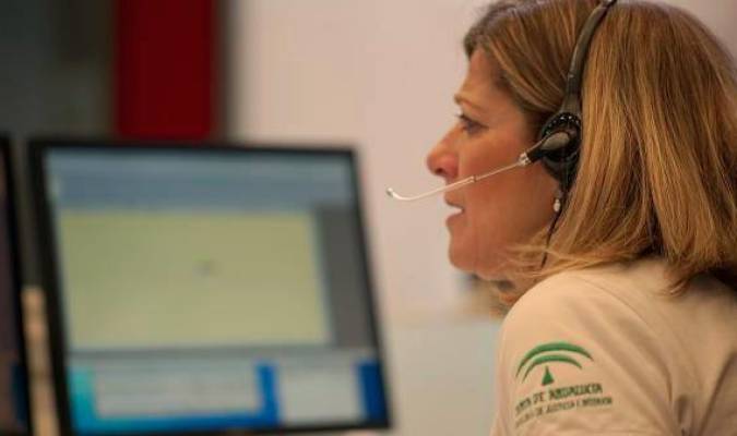Una gestora del 112 Andalucía atiende una llamada.