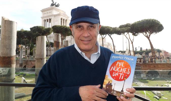 El escritor italiano Federico Moccia, conocido por sus novelas amorosas para jóvenes, con un ejemplar de su último libro. / EFE