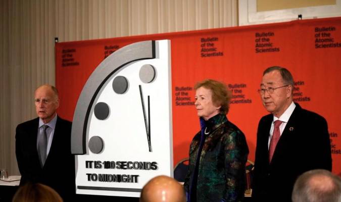 El presidente ejecutivo del Reloj del Apocalipsis, Edmund G. Brown (izq.) junto a la expresidenta de Irlanda, Mary Robinson y el exsecretario general de la ONU, Ban Ki-moon en la presentación del Reloj del Apocalipsis de este año (Bulletin of the Atomic Scientist / EFE)