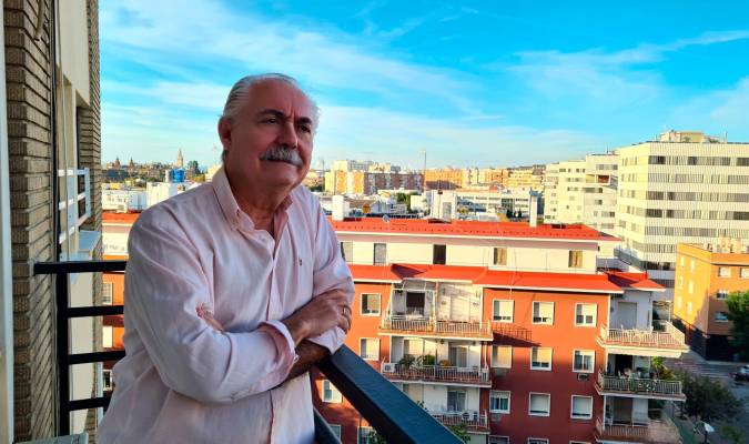 Antonio María Rabasco, presidente de Farmacéuticos sin Fronteras, reside en el barrio de El Porvenir, en Sevilla. / EL CORREO