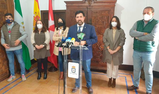 El alcalde de Lora del Río, Antonio Enamorado, acompañado por seis de sus ocho concejales, en la presentación de la remodelación del equipo de gobierno (Foto: Ayuntamiento de Lora del Río)