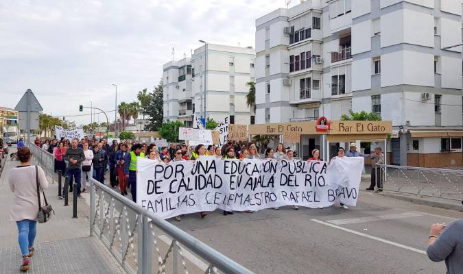 Manifestación en Alcalá del Río para reclamar que el nuevo colegio abra sin «caracolas»