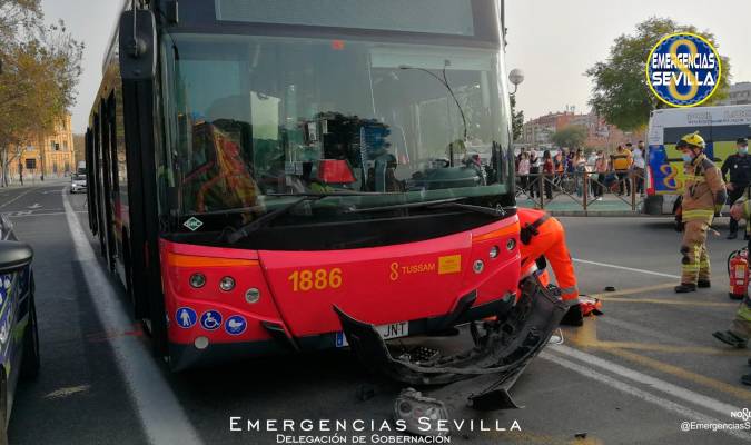 Queda atrapado bajo un autobús tras un accidente grave en el Paseo de las Delicias