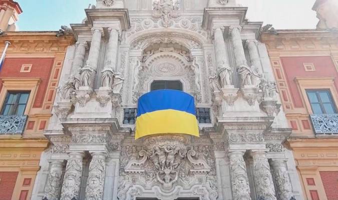 La fachada del Palacio de San Telmo con la bandera de Ucrania / EFE