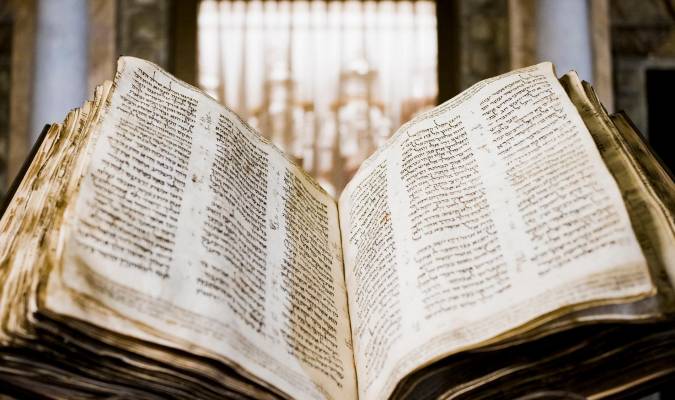 La biblia hebrea más antigua se vende por 35,1 millones de euros